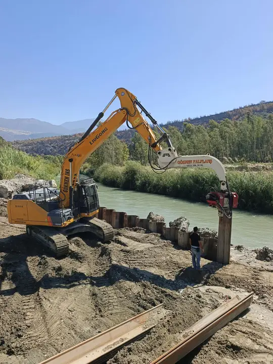 Antalya Palplanş: dere kenarında palplanş çakımı