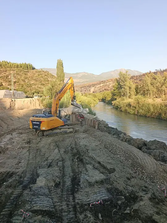 Antalya Palplanş: dere yatağında palplanş tahkimatı