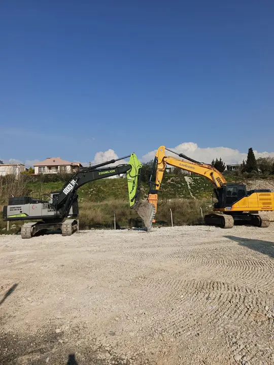 Antalya Palplanş: sahada ekskavatör ve vibro çakıcı