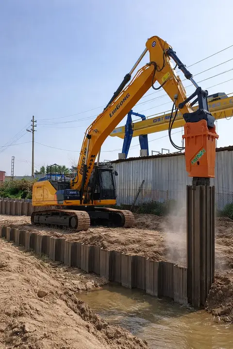 Antalya Palplanş: ekskavatörle palplanş çakımı
